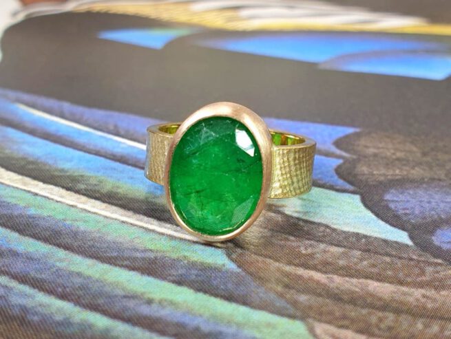 Ring Linnen met eigen smaragd. Ring Linen with own emerald. Gedenksieraad. Remembrance jewel. Oogst goudsmid Amsterdam.