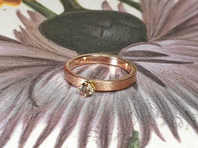 Roodgouden ring Ritme met bruine diamant. Rose gold ring with texture and brown diamond. Engagement ring. Verlovingsring. Oogst goudsmid Amsterdam