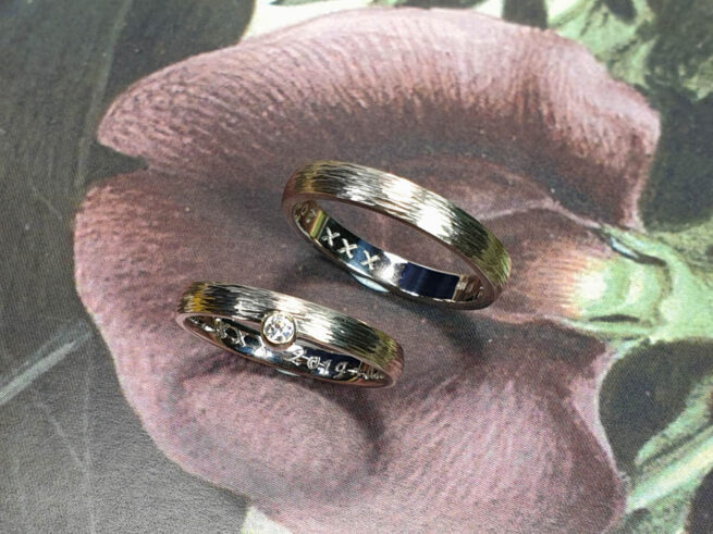 Wedding rings Rhythm, white gold bands with hammering. Oogst goldsmith Amsterdam