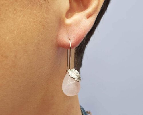 Rozenkwarts oorsieraden met witgouden blaadjes. Rose quartz earrings with white gold leafs. Oogst goudsmid Amsterdam