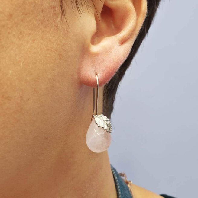 Rozenkwarts oorsieraden met witgouden blaadjes. Rose quartz earrings with white gold leafs. Oogst goudsmid Amsterdam