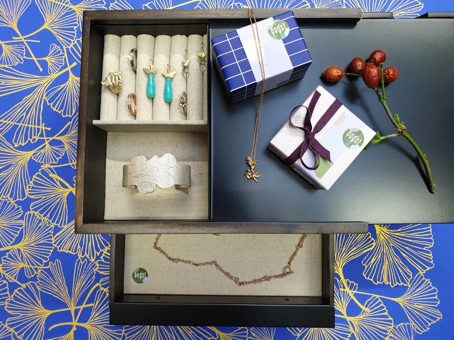 sieradenbox gevuld met collier, armband, oorbellen en ringen