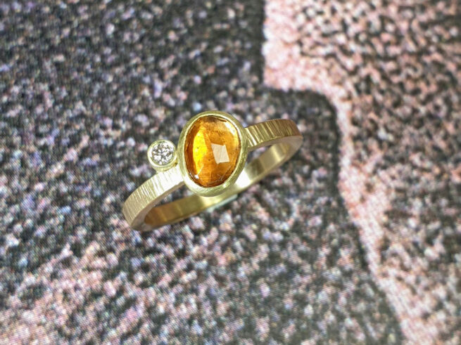 Verlovingsring Ton sur ton oranje toermalijn en diamant. Yellow gold engagement ring orange tourmaline and diamond. Oogst goudsmid Amsterdam