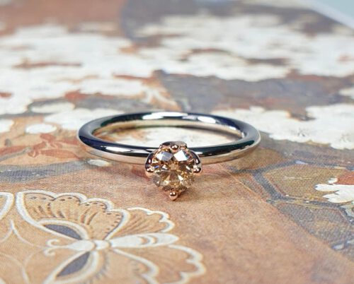 Verlovingsring Eenvoud witgoud met diamant light brown. Engagement ring Simplicity White gold Diamond. Oogst goudsmid Amsterdam