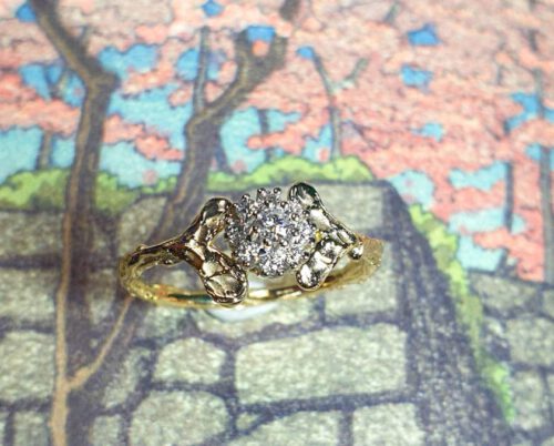 Ring 'Blaadjes' van eigen "oud goud" en diamanten gemaakt. Maatwerk ontwerp uit het Oogst goudsmid atelier Amsterdam.. Ring Leafs made from heirloom gold and diamonds.