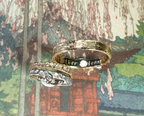 Weddings rings swell rose gold textured ring and yellow gold textured ring Erosion. Oogst goldsmith Amsterdam.