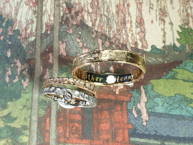 Weddings rings swell rose gold textured ring and yellow gold textured ring Erosion. Oogst goldsmith Amsterdam.