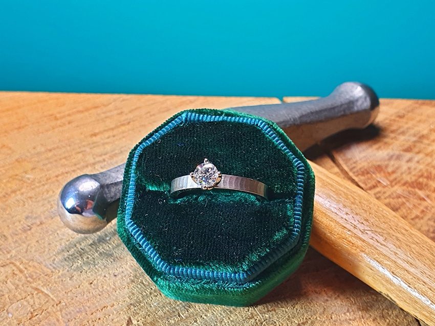 Handgemaakte verlovingsring uit het Oogst goudsmeden atelier in Amsterdam. Witgouden ring met textuur en een 0,50 ct briljant geslepen diamant.