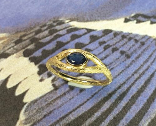 Geelgouden ring Boomgaard met ovale saffier. Ring Orchard in yellow gold with sapphire. Mens ring. Mannenring. Design & Creatie Oogst Amsterdam.