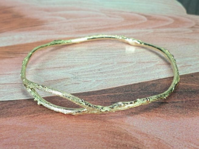 Armband Boomgaard, takjes rinkelband van eigen oud goud gemaakt. Bracelet Orchard, made from heirloom gold. Design by Oogst. Oogst goudsmid Amsterdam