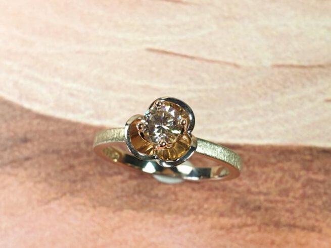 Witgouden ring in bloei met 0,43 ct diamant light brown. White gold ring with diamond. In bloom. Design by Oogst Amsterdam