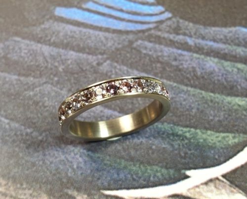 Aanschuifring 'Eenvoud'. Eternity ring. Witgouden ring met roze spinel. Ring Ton sur Ton. Design van Oogst Goudsmid Amsterdam