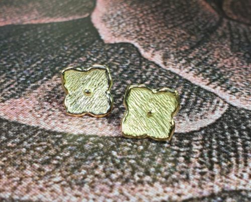 Yellow gold earrings from our Japonais series. 'Kamon'  flowers. Oogst goldsmith Amsterdam