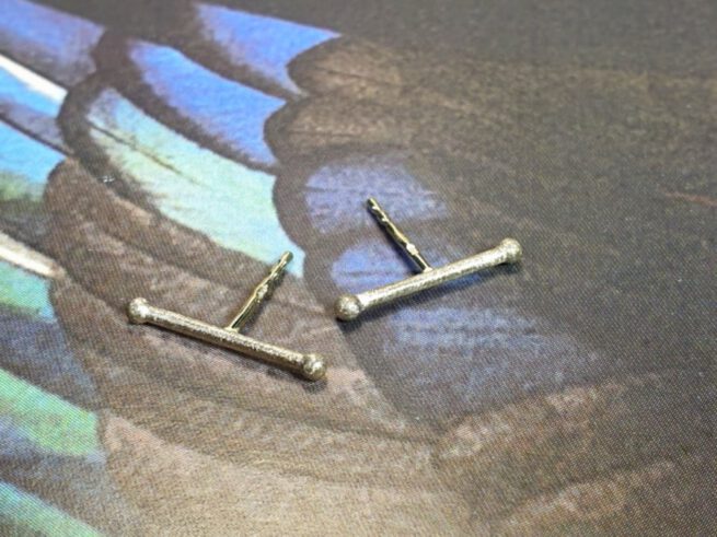 White gold earstuds 'Rods' with small berries. Oogst goldsmith Amsterdam.