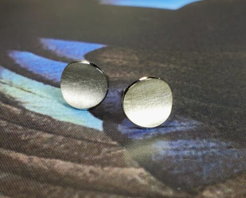 White gold ear studs Circle. Design by Oogst Goldsmith Amsterdam