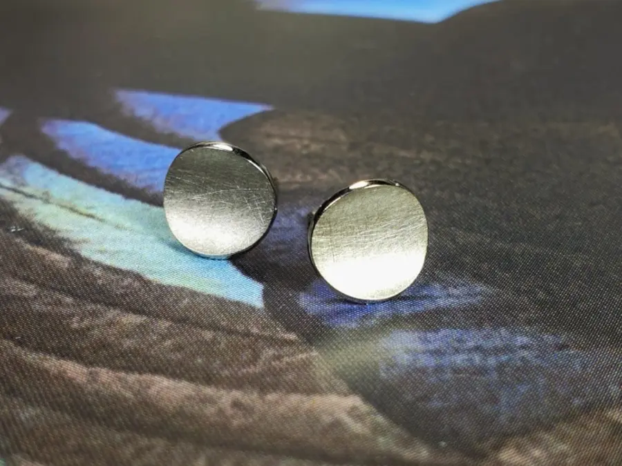 Witgouden oorstekers Cirkels. White gold earstuds Circle. Design by Oogst. Goudsmeden Amsterdam