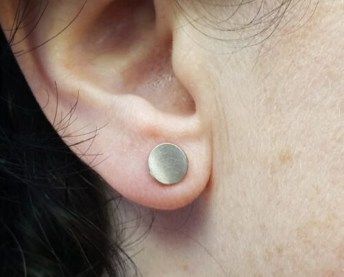White gold earstuds 'Circle'. Design by Oogst Goldsmith Amsterdam