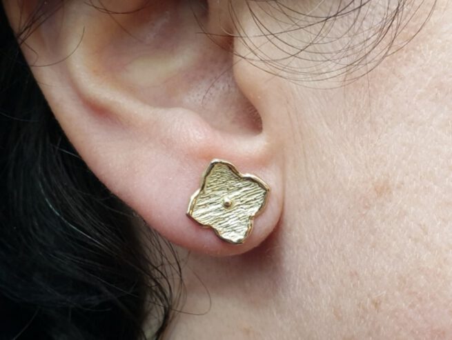 Yellow gold earrings from our Japonais series. 'Kamon'  flowers. Oogst goldsmith Amsterdam