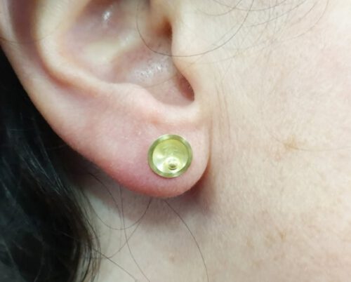 yellow gold earstuds, circle with berrie. Oogst goudsmid Amsterdam
