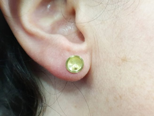 yellow gold earstuds, circle with berrie. Oogst goudsmid Amsterdam