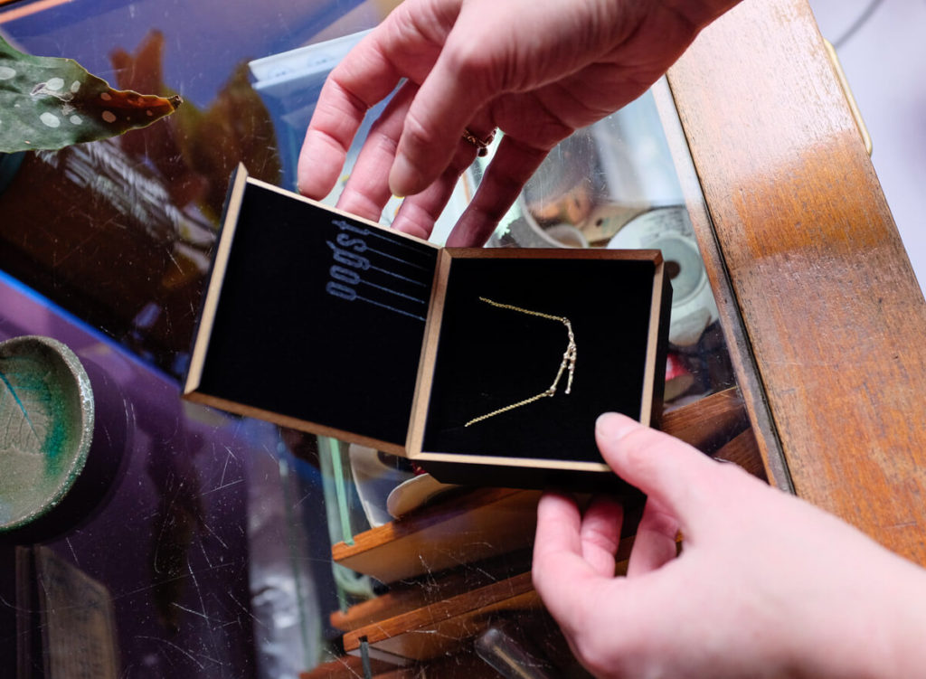 Goudsmid atelier Oogst Amsterdam, sieraden inpakken in een mooi doosje
