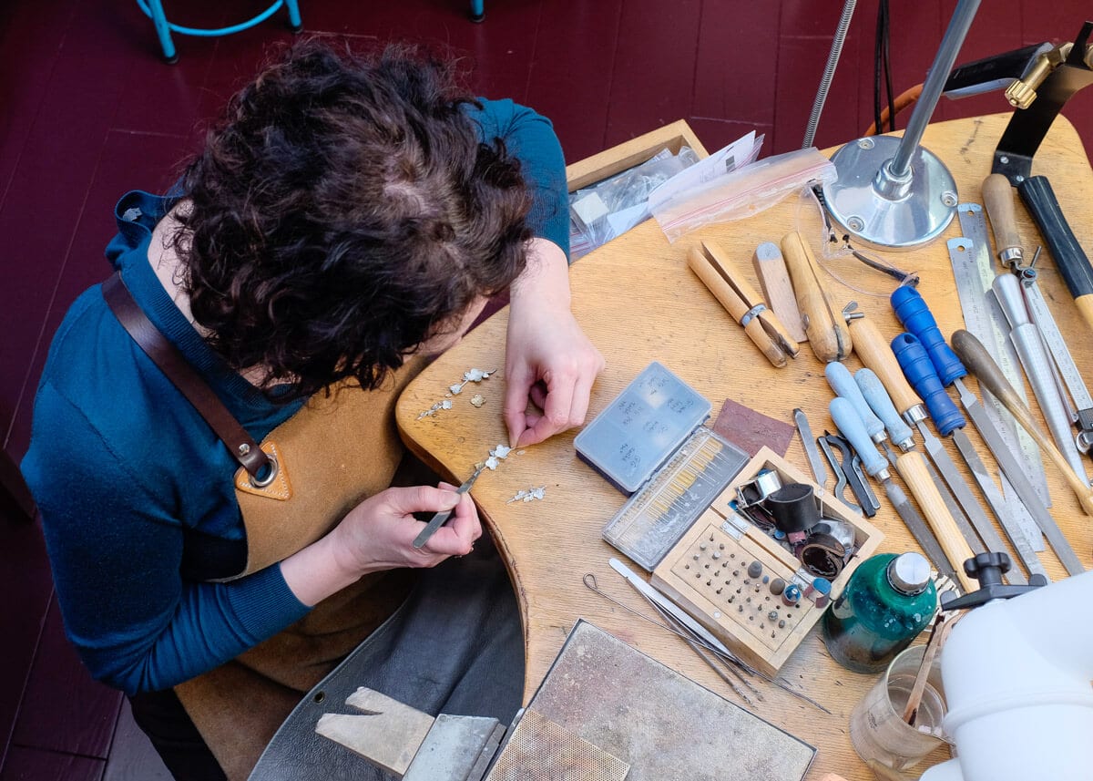 Goudsmid atelier Oogst Amsterdam, aan het werk. Blog onderhoudstips sieraden