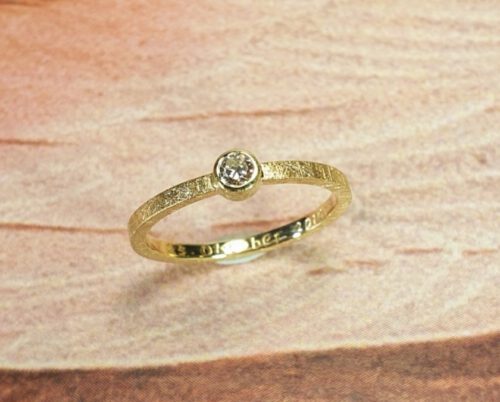 Verlovingsring geelgoud met 0,10 ct diamant. Engagement ring yellow gold with 0,10 ct diamond. Design by Oogst. Goudsmid Amsterdam