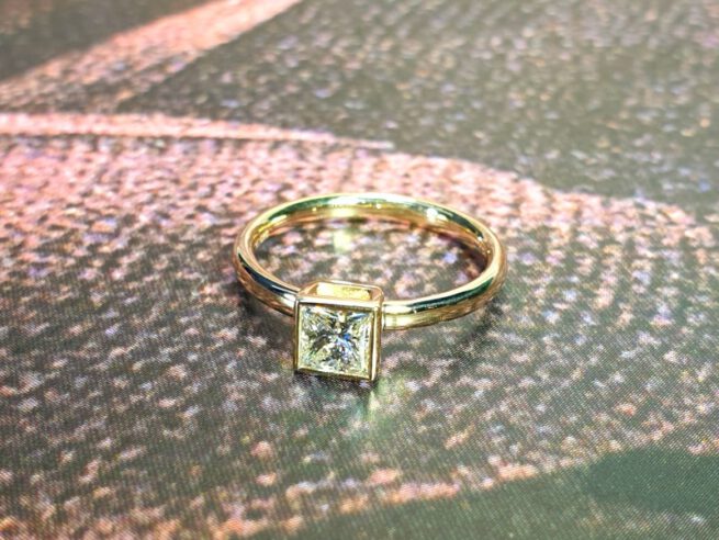 Geelgouden verlovingsring Carré met princess geslepen diamant. Yellow gold engegament ring Square with a princess cut diamond. Oogst independent jewellery designer Amsterdam