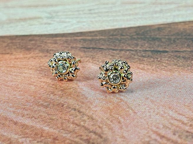 Roségouden Besjes oorbellen met diamant. Rosé gold Berries earstuds with diamonds. Oogst independent jewellery designer Amsterdam.