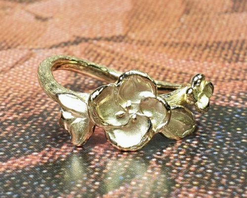 Roségouden ring Japonais, takje met bloesem. Rosé gold ring Japonais, twig with blossoms. Oogst goudsmid Amsterdam.