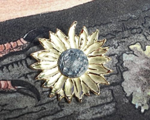 Geelgouden speld Zonnebloem met zilveren kern. Yellow gold brooch Sunflower with a silver accent. Oogst goudsmid Amsterdam Independent jewellery designer.