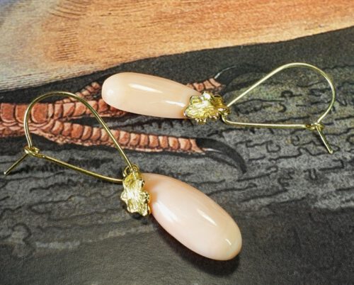 Geelgouden oorsieraden met zacht roze koraal druppels en Eikenblaadje. Yellow gold earrings Soft Pink Coral drops and Oak leaf. Oogst goudsmid Amsterdam. Independent jewellery designer.