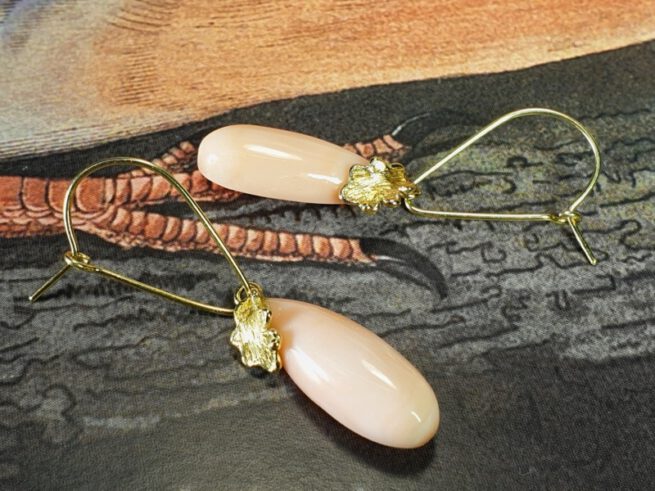 Geelgouden oorsieraden met zacht roze koraal druppels en Eikenblaadje. Yellow gold earrings Soft Pink Coral drops and Oak leaf. Oogst goudsmid Amsterdam. Independent jewellery designer.