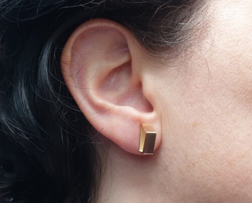 Yellow gold stud earrings 'Torii' Oogst goldsmith Amsterdam. Independent jewellery designer.