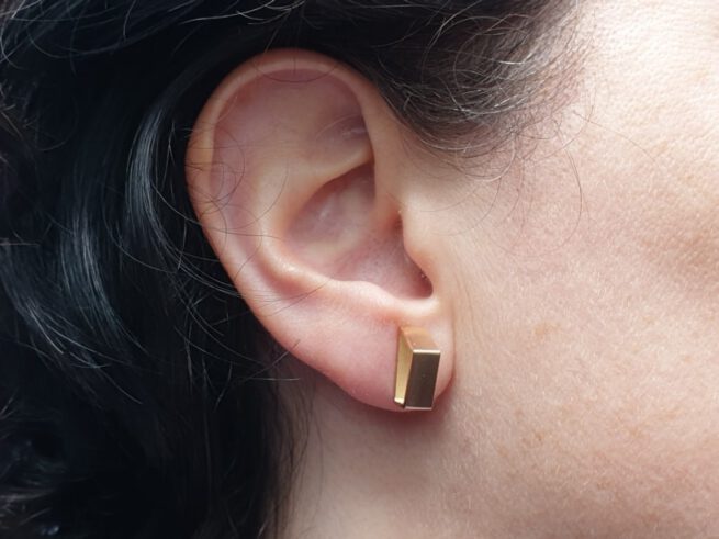 Yellow gold stud earrings 'Torii' Oogst goldsmith Amsterdam. Independent jewellery designer.