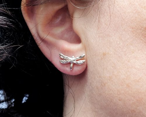 Zilveren libelle oorstekers. Silver Dragonfly earstuds. Oogst goudsmid Amsterdam Independent jewellery designer
