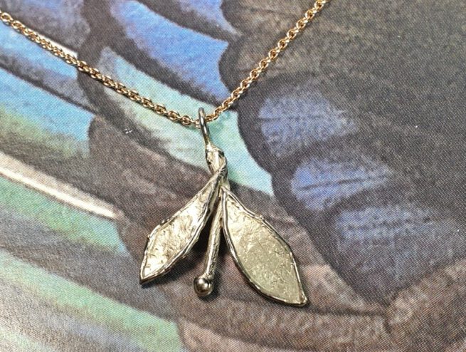 White gold 'Leaves' pendant. Oogst goldsmith Amsterdam. Independent jewellery designer.