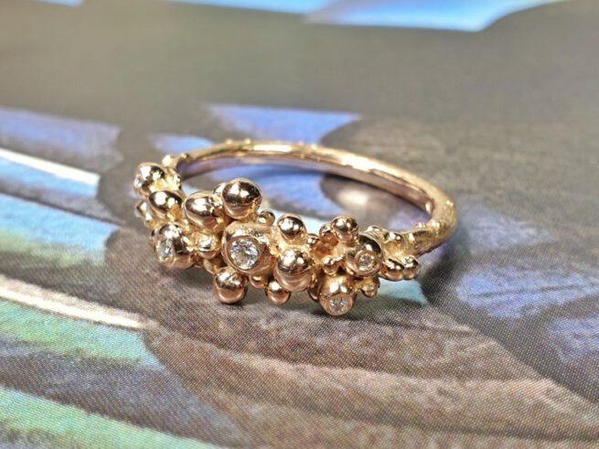 Roodgouden Besjes ring met diamanten. Rose gold Berries ring with diamonds. Oogst goudsmid Amsterdam. Independent jewellery designer Amsterdam.