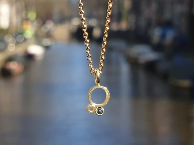 Yellow gold pendant 'Ray of light' with a blue spinel. Oogst goldsmith Amsterdam