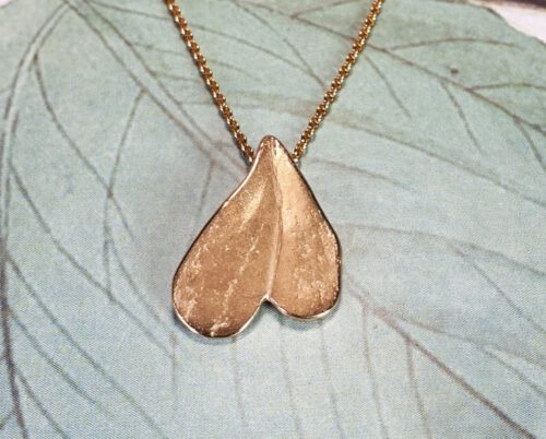 Roodgouden hartvormig 'Blad' hanger. Rose gold heart shaped 'Leaf' pendant. Oogst ontwerp & creatie