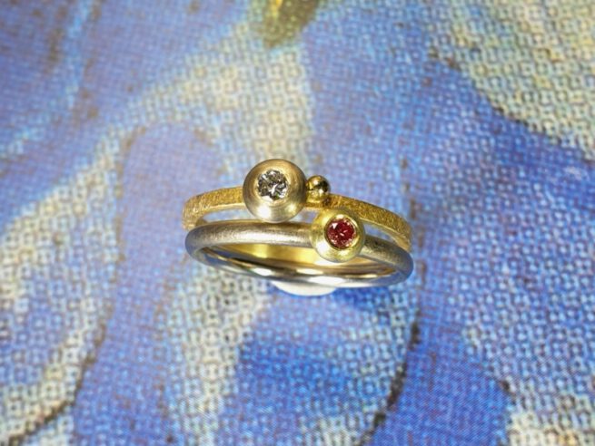 Geelgouden ring 'Boleet' met 0,10 crt diamant. Witgouden ring 'Boleet'met 0,05 ct fancy pink diamant. Oogst ontwerp & creatie.