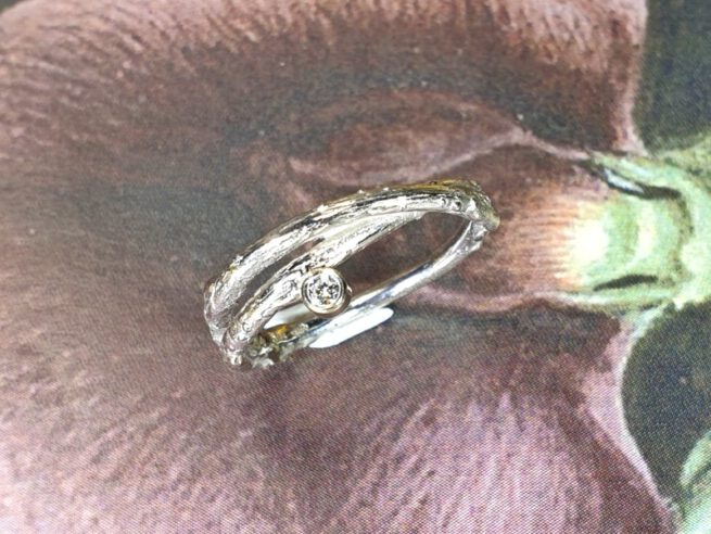 Witgouden ring 'Boomgaard' overkruist takje met 0,05 crt diamant. White gold 'Orchard' ring twig with 0,05 ct diamond. Oogst Amsterdam