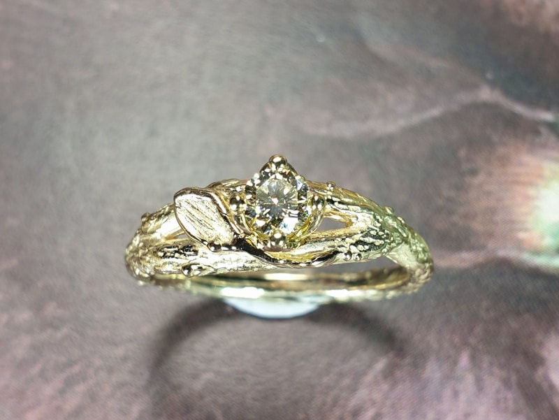 Verlovingsring geelgouden takje met diamant cape in chaton. Boomgaard. Ontwerp van Oogst Goudsmid Amsterdam