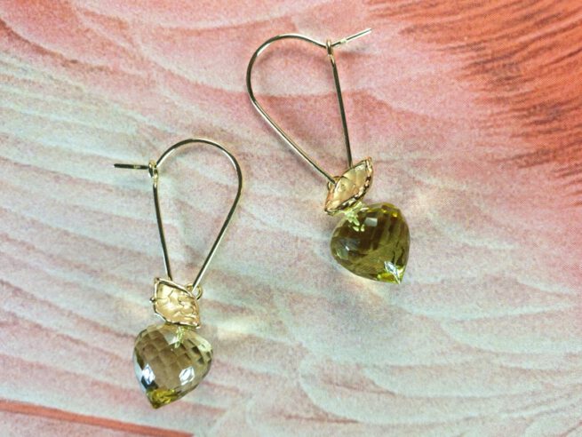 Geelgouden oorsieraden 'Boomgaard' met lemon quartz aan lange haak. Yellow gold earrings 'Orchard' with lemon quartz on a long hook. Oogst Amsterdam.