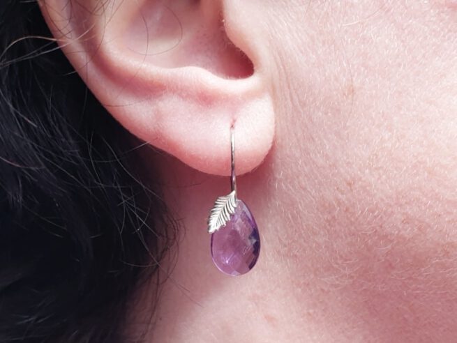 White golden leaf earrings with dropshape amethyst. Design by Oogst goldsmith Amsterdam.