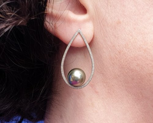 White gold Drop earrings with Tahitian South Sea pearls. Oogst goldsmith Amsterdam.