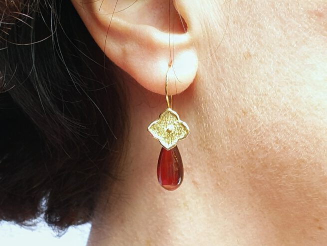 Yellow gold earrings 'Kamon' with garnet drops. Design by Oogst Amsterdam