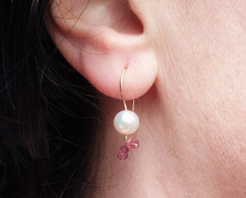 Yellow golden earrings with akoya pearls and little pink tourmalines. Oogst goldsmith Amsterdam.