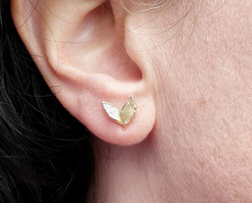 Yellow gold 'Leaves' ear studs. Oogst goldsmith Amsterdam design & creation