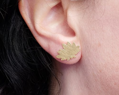 Geelgouden chrysanthum oorstekers uit de 'Japonais' collectie. Yellow golden chrysanthum earstuds from the 'Japonais' collection. Uit het Oogst atelier Amsterdam.